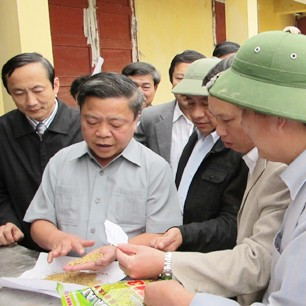 Chủ tịch UBND tỉnh Võ Kim Cự kiểm tra công tác chuẩn bị giống lúa khôi phục sản xuất đông xuân tại Trung tâm Giống cây trồng Hà Tĩnh...