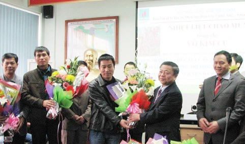 Chủ tịch UBND tỉnh Võ Kim Cự tặng quà cán bộ, công nhân Nhà máy Nhiệt điện Vũng Áng 1