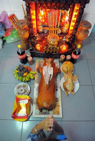 Chuẩn bị cho Tết đến, người Campuchia làm rất nhiều công việc, trong đó việc quan trọng nhất là thờ cúng. Người phụ nữ này đang khấn vái trước bàn thờ ở nhà chị ngày 30 Tết.