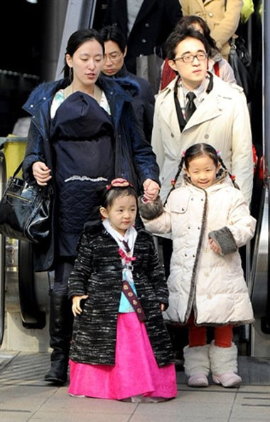 Người dân Hàn Quốc cũng đón năm mới âm lịch với nhiều nghi lễ và hoạt động lễ hội, nghỉ ngơi. Các em bé và phụ nữ thường diện trang phục truyền thống đi chơi Tết. Trong ảnh, một gia đình ở ga tàu điện Seoul 30 Tết.