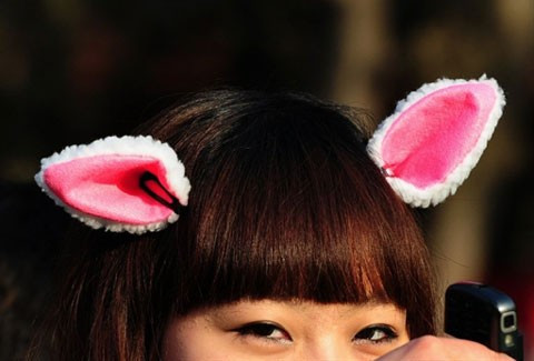 Năm nay là năm Thỏ đối với người Trung Quốc. Cô gái Bắc Kinh này đeo đôi tai thỏ xinh xinh để làm duyên khi đi chùa ngày 30 Tết.