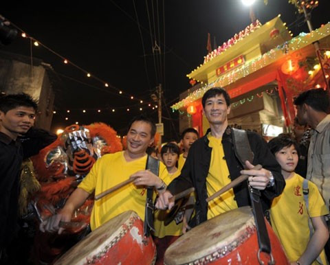 Cộng đồng người Hoa ở Ấn Độ đánh trống mùa lân mừng năm mới.