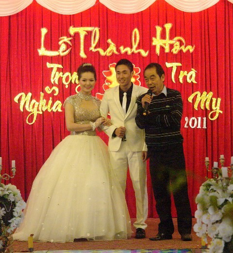 HLV Vương Tiến Dũng hát mừng đám cưới Trọng Nghĩa