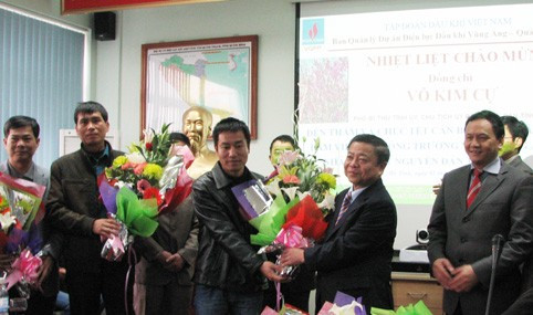 Chủ tịch UBND tỉnh Võ Kim Cự tặng quà cán bộ, công nhân Nhà máy Nhiệt điện Vũng Áng 1