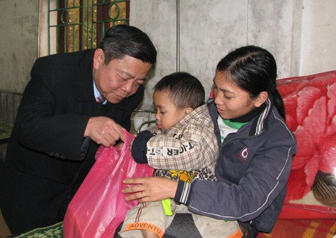 Chủ tịch UBND tỉnh Võ Kim Cự thăm hỏi và trao quà cho các bệnh nhân đang điều trị tại Bệnh viện đa khoa Kỳ Anh