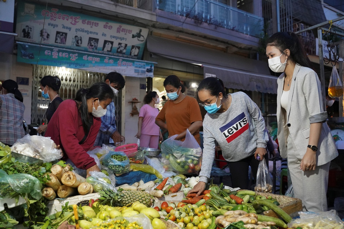 Dân Phnom Penh đổ xô tích trữ thực phẩm trước giờ phong tỏa thủ đô