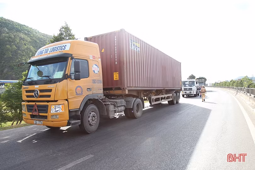 Phương tiện vận tải hàng hóa lưu thông thuận lợi qua các chốt kiểm soát dịch COVID-19 ở Hà Tĩnh