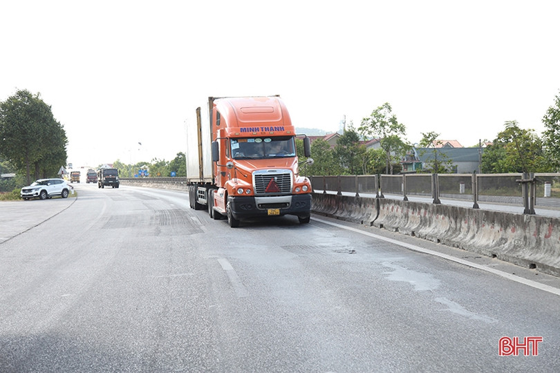 Phương tiện vận tải hàng hóa lưu thông thuận lợi qua các chốt kiểm soát dịch COVID-19 ở Hà Tĩnh