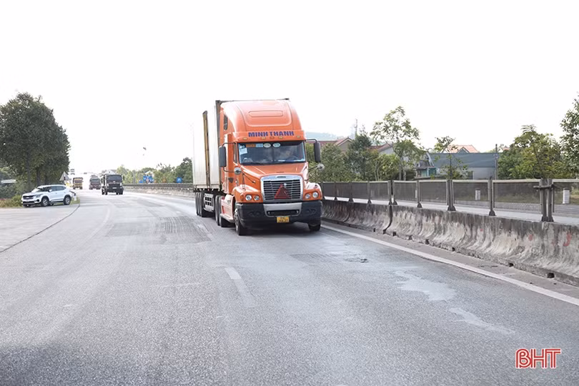 Phương tiện vận tải hàng hóa lưu thông thuận lợi qua các chốt kiểm soát dịch COVID-19 ở Hà Tĩnh