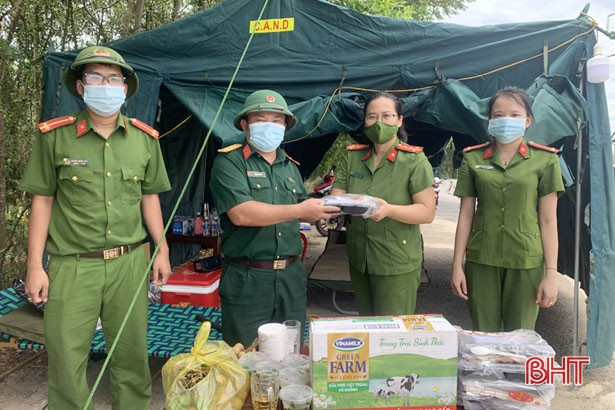 Tuổi trẻ Công an Cẩm Xuyên giúp dân gặt lúa sau khi đổi ca trực chốt