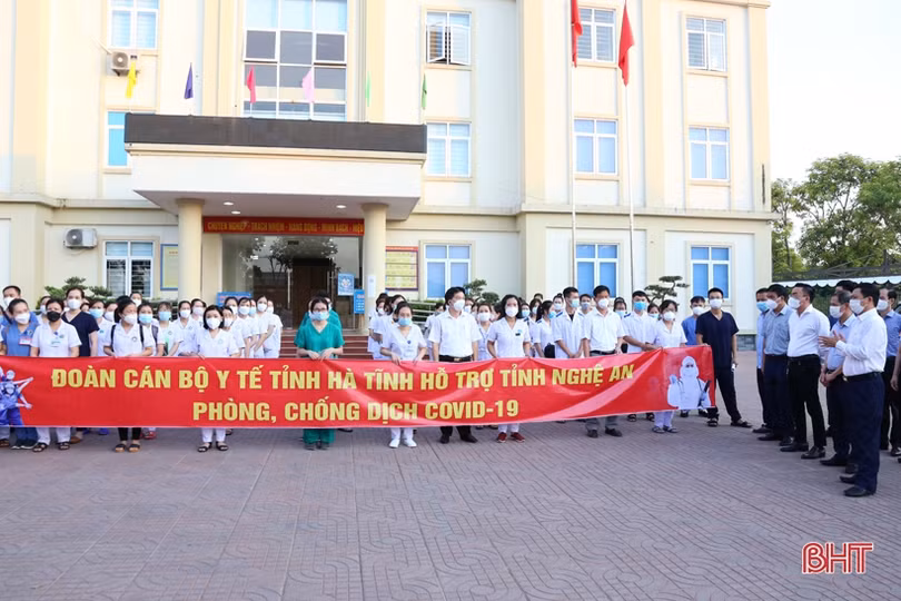 Hà Tĩnh chi viện 152 cán bộ y tế giúp Nghệ An phòng, chống dịch COVID-19