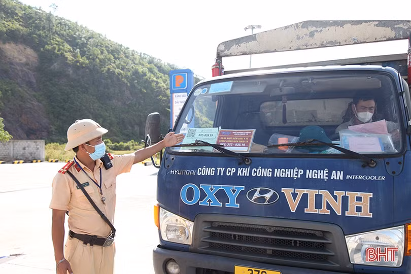 Phương tiện vận tải hàng hóa lưu thông thuận lợi qua các chốt kiểm soát dịch COVID-19 ở Hà Tĩnh