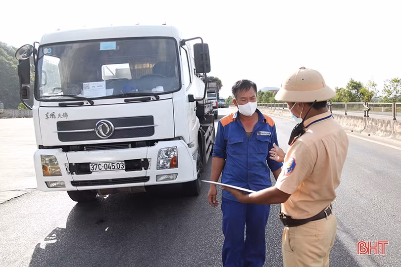 Phương tiện vận tải hàng hóa lưu thông thuận lợi qua các chốt kiểm soát dịch COVID-19 ở Hà Tĩnh