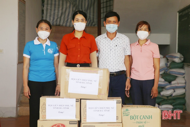Hội LHPN Hà Tĩnh trao vật tư, hỗ trợ huyện Can Lộc phòng, chống COVID-19