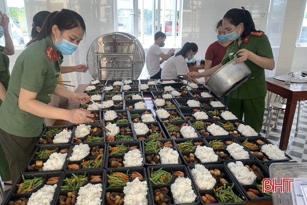 Tuổi trẻ Công an Cẩm Xuyên giúp dân gặt lúa sau khi đổi ca trực chốt