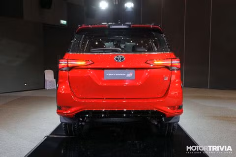 Cận cảnh Toyota Fortuner GR Sport 2021 vừa ra mắt, giá 57.000 USD