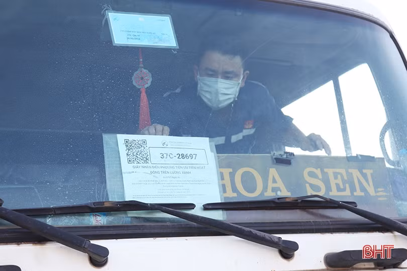 Phương tiện vận tải hàng hóa lưu thông thuận lợi qua các chốt kiểm soát dịch COVID-19 ở Hà Tĩnh