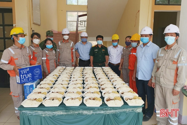 Những bữa cơm ấm lòng trong khu cách ly