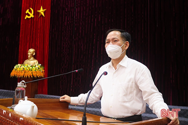 Huyện Kỳ Anh tặng quà học sinh hoàn cảnh khó khăn, đạt điểm cao trong xét tuyển đại học