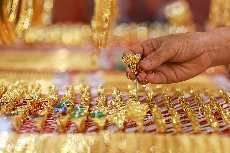 Vì sao giá vàng trong nước ngày càng đắt so với thế giới