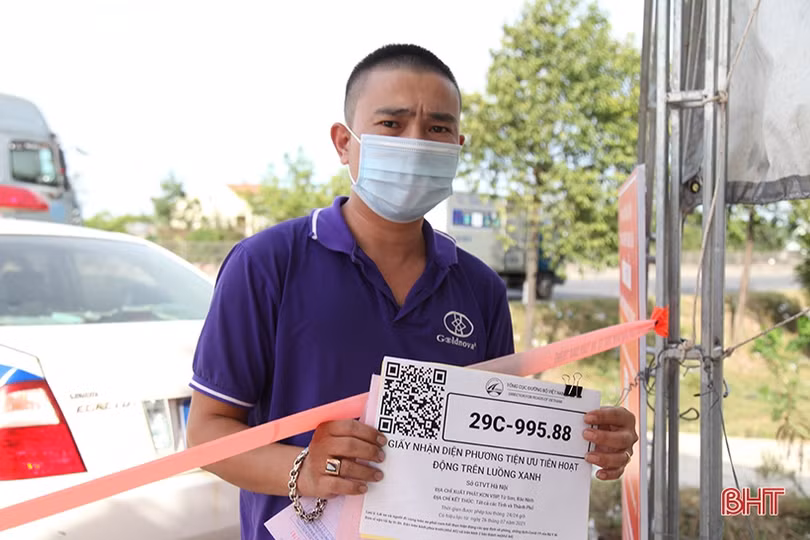 Phương tiện vận tải hàng hóa lưu thông thuận lợi qua các chốt kiểm soát dịch COVID-19 ở Hà Tĩnh