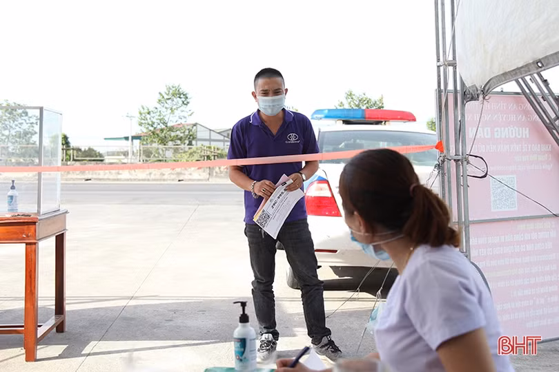 Phương tiện vận tải hàng hóa lưu thông thuận lợi qua các chốt kiểm soát dịch COVID-19 ở Hà Tĩnh