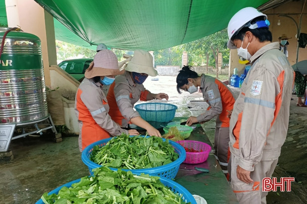 Những bữa cơm ấm lòng trong khu cách ly