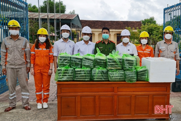 Những bữa cơm ấm lòng trong khu cách ly