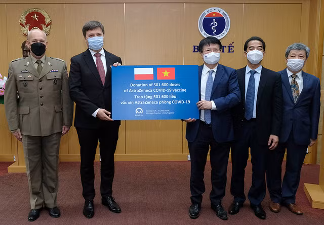 Đại sứ Ba Lan bàn giao cho Bộ Y tế hơn 500.000 liều vaccine COVID-19 AstraZeneca