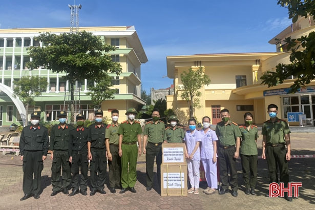 Tuổi trẻ Công an Cẩm Xuyên giúp dân gặt lúa sau khi đổi ca trực chốt