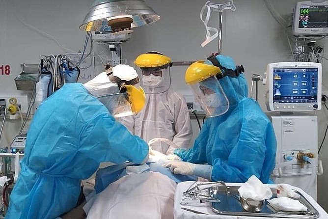 Sáng 28/8: Có 198.614 bệnh nhân COVID-19 khỏi; 985 ca đang thở máy và ECMO - Ảnh 1. Sáng 28/8: Có 198.614 bệnh nhân COVID-19 khỏi; 985 ca đang thở máy và ECMO