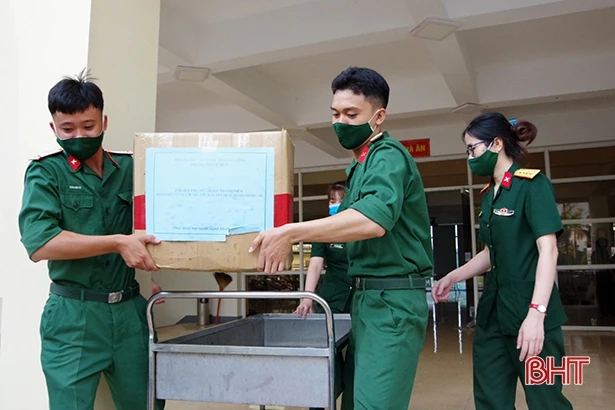 Trao quà hỗ trợ học sinh Lào cách ly tập trung tại Hà Tĩnh