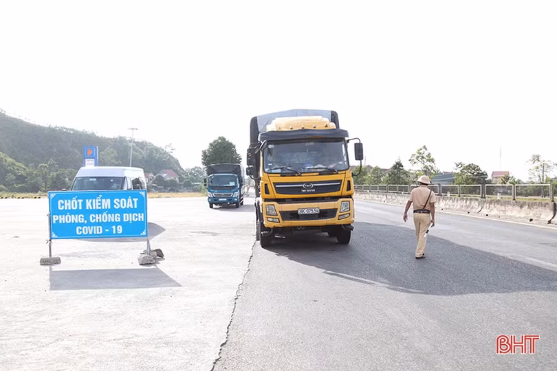 Phương tiện vận tải hàng hóa lưu thông thuận lợi qua các chốt kiểm soát dịch COVID-19 ở Hà Tĩnh