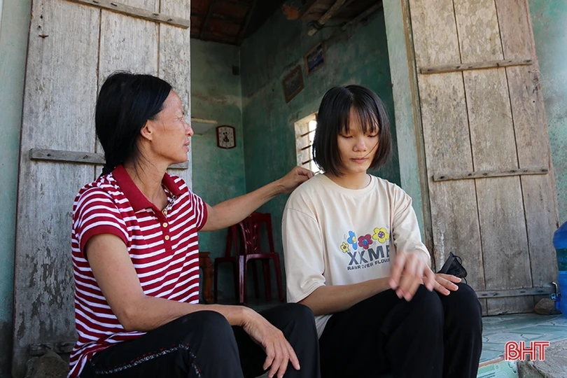 Niềm vui của cô học trò nghèo làng biển ở Hà Tĩnh đạt 28 điểm khối C