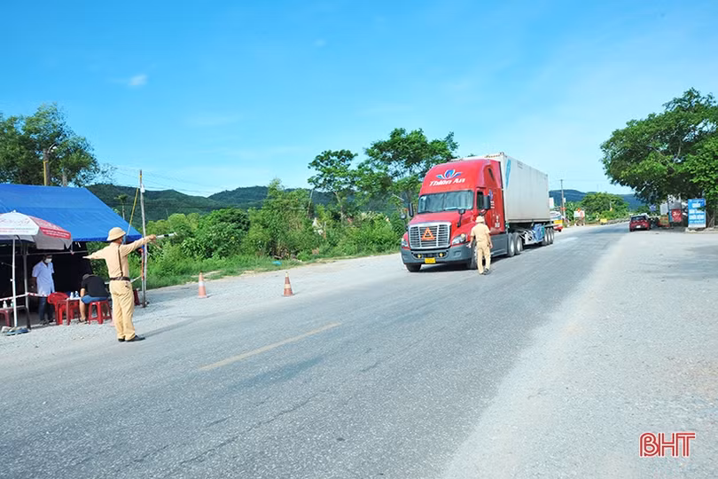 Phương tiện vận tải hàng hóa lưu thông thuận lợi qua các chốt kiểm soát dịch COVID-19 ở Hà Tĩnh