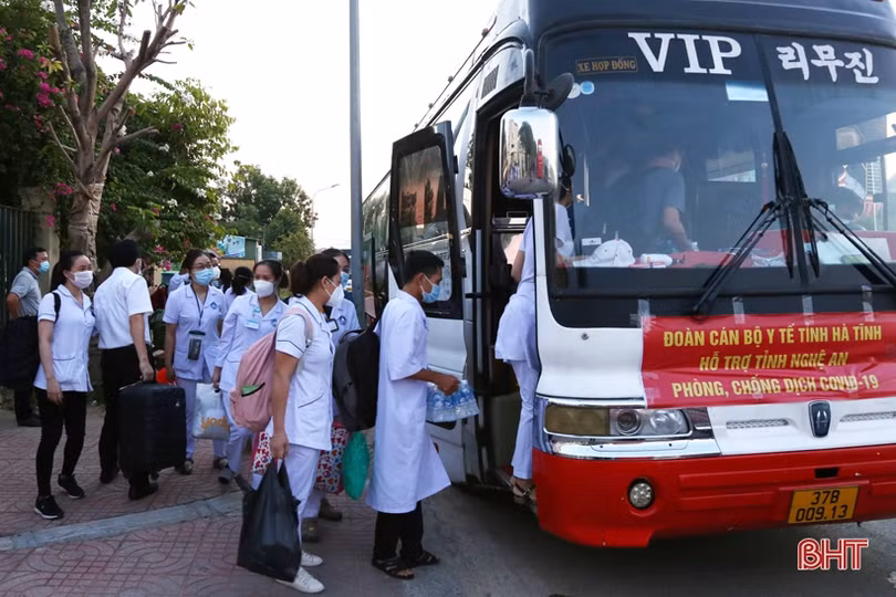 Hà Tĩnh chi viện 152 cán bộ y tế giúp Nghệ An phòng, chống dịch COVID-19