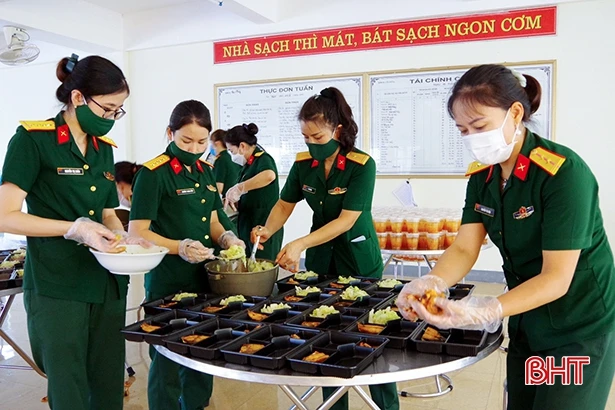 Trao quà hỗ trợ học sinh Lào cách ly tập trung tại Hà Tĩnh