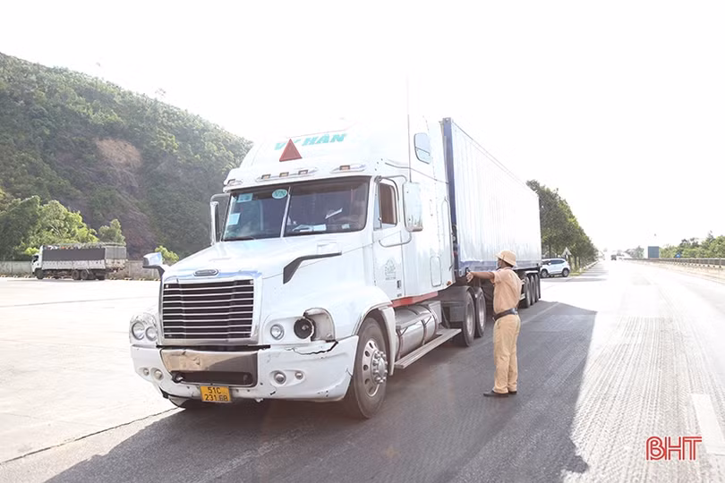 Phương tiện vận tải hàng hóa lưu thông thuận lợi qua các chốt kiểm soát dịch COVID-19 ở Hà Tĩnh