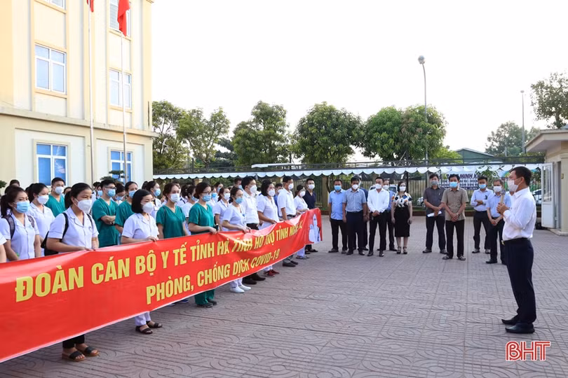 Hà Tĩnh chi viện 152 cán bộ y tế giúp Nghệ An phòng, chống dịch COVID-19