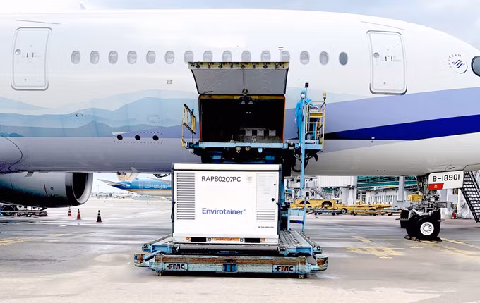 Hơn 1,4 triệu liều AstraZeneca về Việt Nam trong đêm