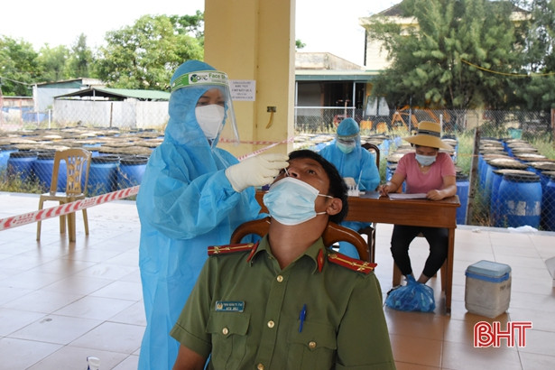125 mẫu test nhanh COVID-19 tại cảng cá Cửa Sót âm tính với virus SARS-CoV-2