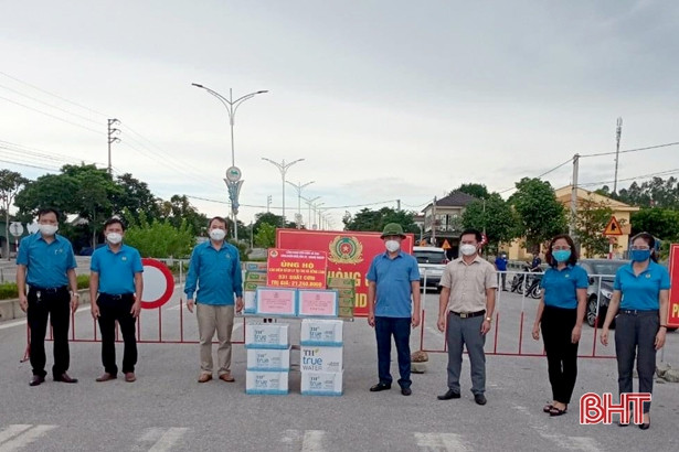 Công đoàn Viên chức tỉnh Hà Tĩnh hỗ trợ công tác phòng, chống dịch ở TX Hồng Lĩnh