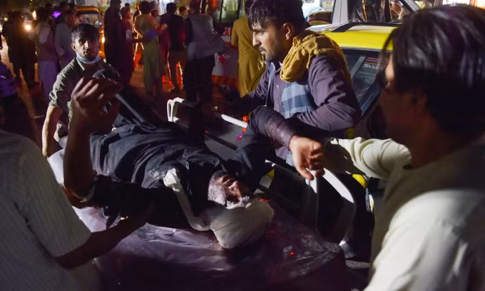 Số người chết trong vụ đánh bom sân bay Kabul tăng lên hơn 90