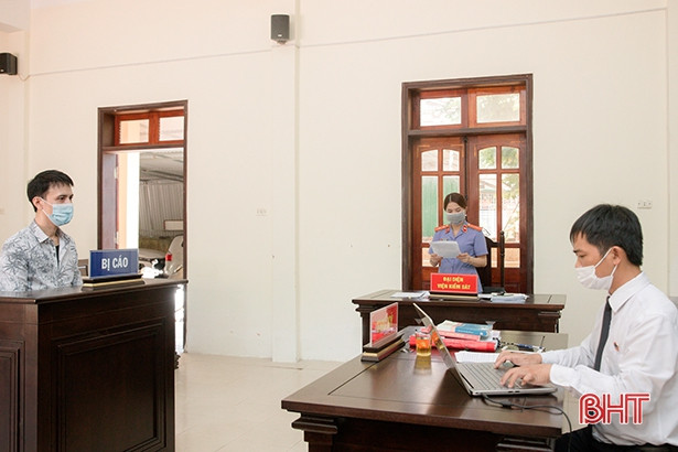 Hà Tĩnh: Mua hộ 190 viên hồng phiến, lĩnh 8 năm tù giam