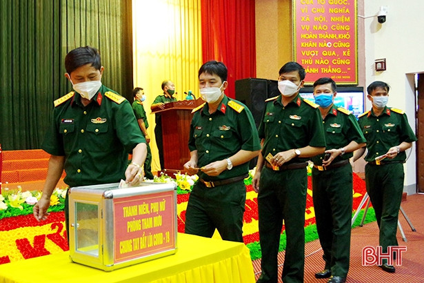 Trao quà hỗ trợ học sinh Lào cách ly tập trung tại Hà Tĩnh