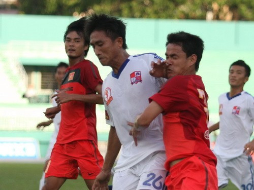 ĐTVN đã không thể hiện được ưu thế áp đảo trước một đối thủ trung bình như Đồng Nai (áo trắng). Ảnh: V.V