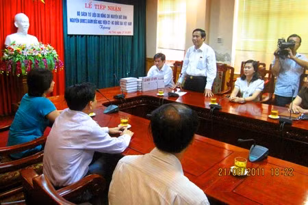 Bí thư Tỉnh uỷ Nguyễn Thanh Bình chứng kiến lễ tiếp nhận bộ sách quý