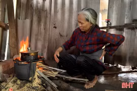 Vòng tay nhân ái: Xót xa cảnh mẹ già nuôi hai con bạo bệnh