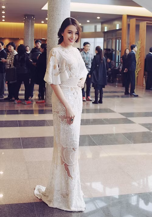 Tham dự chung kết Hoa hậu Thế giới Hàn Quốc 2015, chân dài Lê Hà hóa quý cô duyên dáng, thanh lịch với váy Zuhair Murad tuyệt đẹp giá 700 triệu đồng.