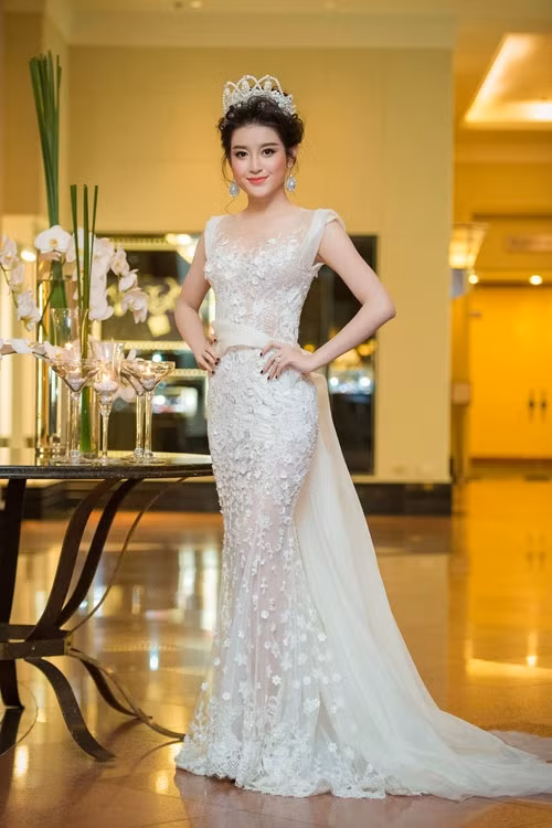 Á hậu Huyền My xuất hiện lộng lẫy tại một buổi tiệc ở Hà Nội trong bộ đầm đuôi cá phủ họa tiết nổi công phu, nhấn nhá vạt dài yêu kiều của nhà thiết kế Hoàng Hải.